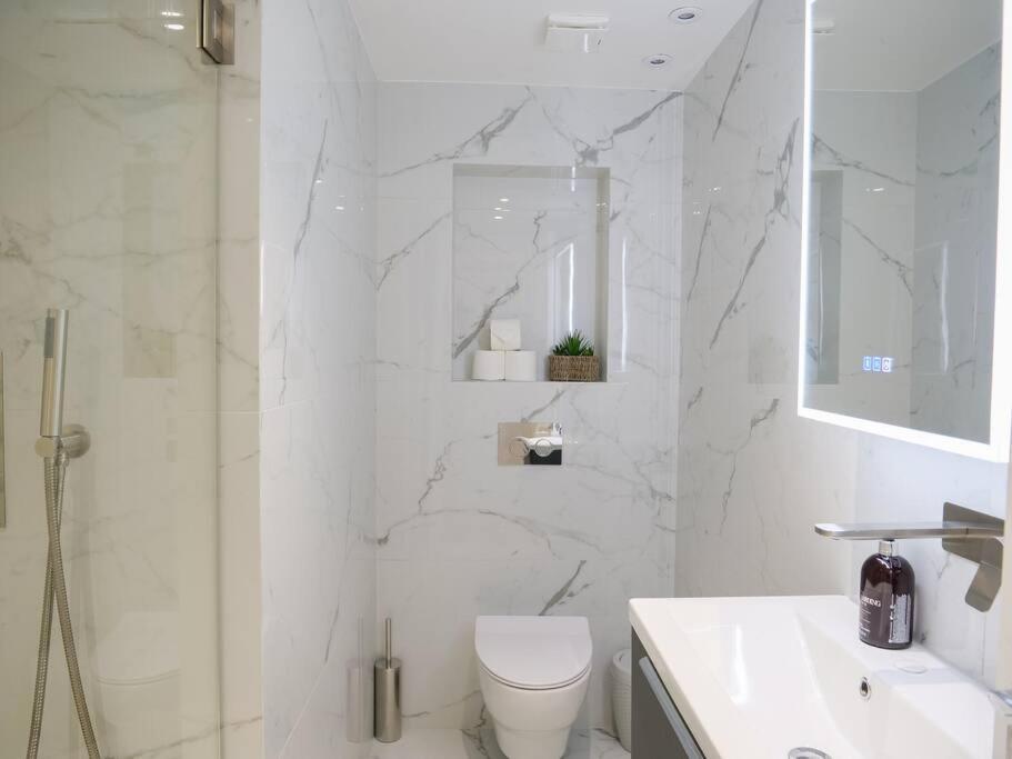 Bright & Stylish In Prime Apartment London