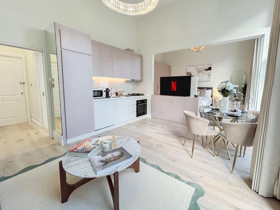 Bright & Stylish In Prime Apartment London