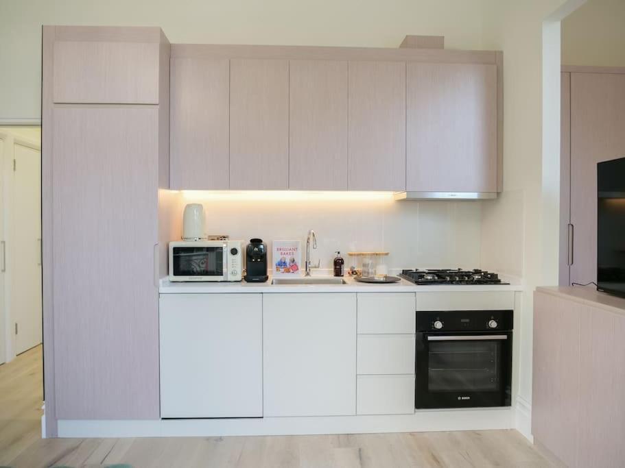 Apartment Bright & Stylish In Prime London