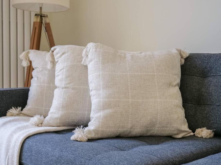 Bright & Stylish In Prime Apartment